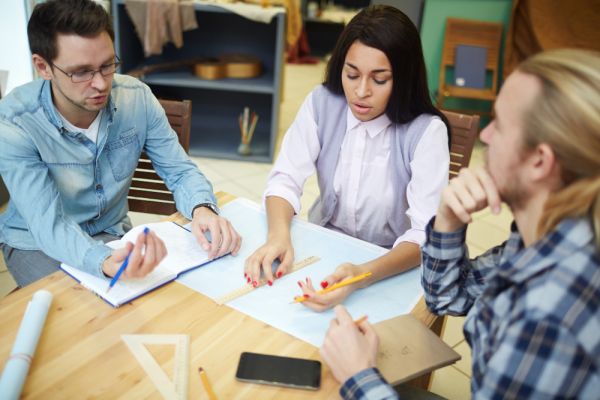 Comment créer une dynamique d"échange constructif au sein de votre entreprise : Guide des meilleures pratiques